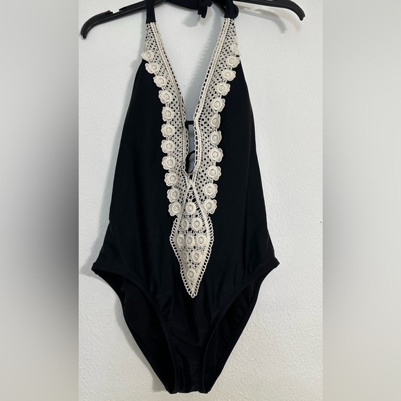 NWT Mossimo l Women’s Crochet Trim Plunge Black and White One Piece Swimsuit - Picture 5 of 12